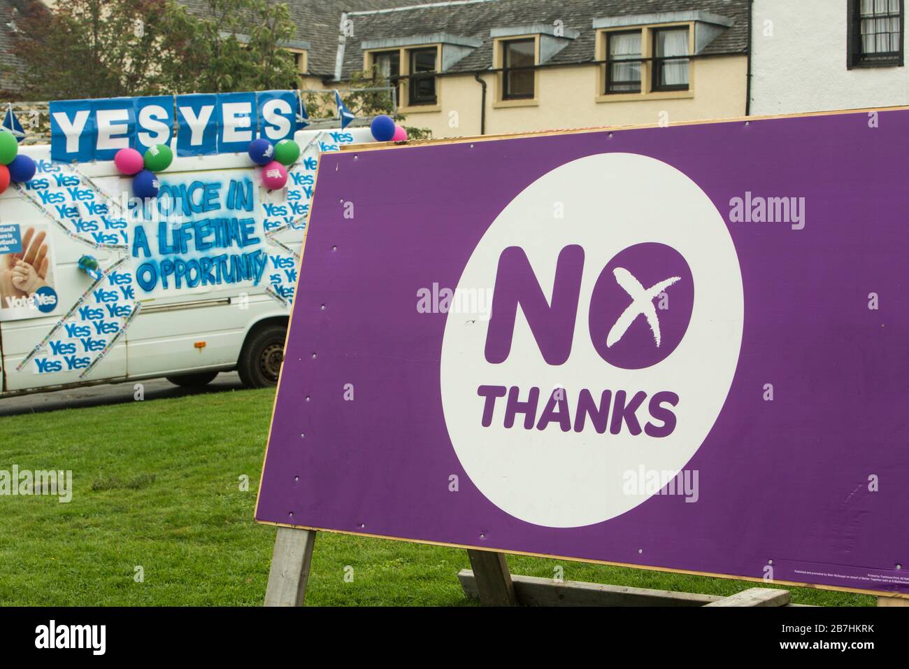 Segnali di pro-indipendenza e anti-indipendenza per il referendum scozzese, a Drymen, Scozia, Regno Unito Foto Stock