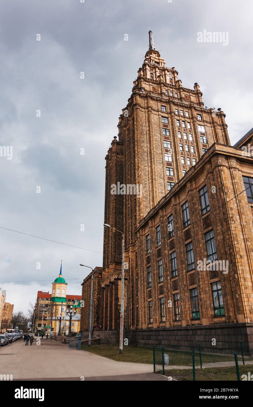 L'Accademia Lettone delle Scienze, riga. Un design stalinista-esque costruito nel 1946, all'epoca era uno dei più alti edifici in cemento del mondo Foto Stock