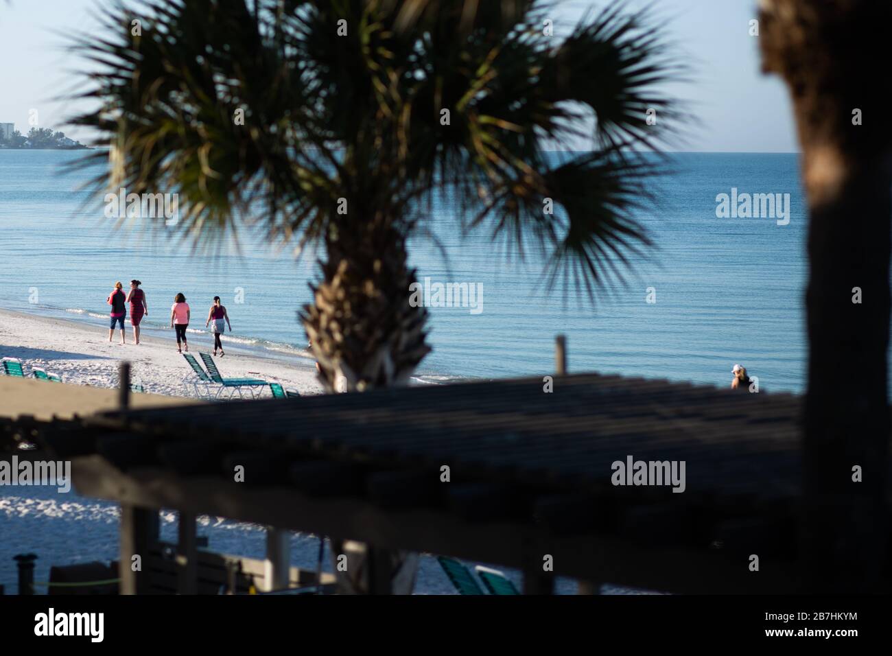 Le persone camminano lungo Lido Beach a Lido Key a Sarasota, Florida, poco prima del tramonto. Foto Stock