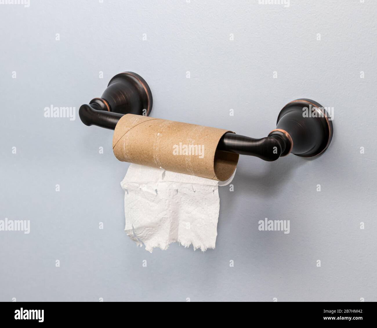 Rotolo vuoto di carta igienica in bagno. Concetto di carenza di domanda e  offerta, di stoccaggio e stoccaggio di beni domestici Foto stock - Alamy
