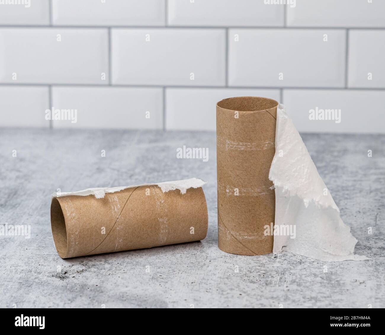 Rotolo vuoto di carta igienica in bagno. Concetto di carenza di domanda e offerta, di stoccaggio e stoccaggio di beni domestici Foto Stock