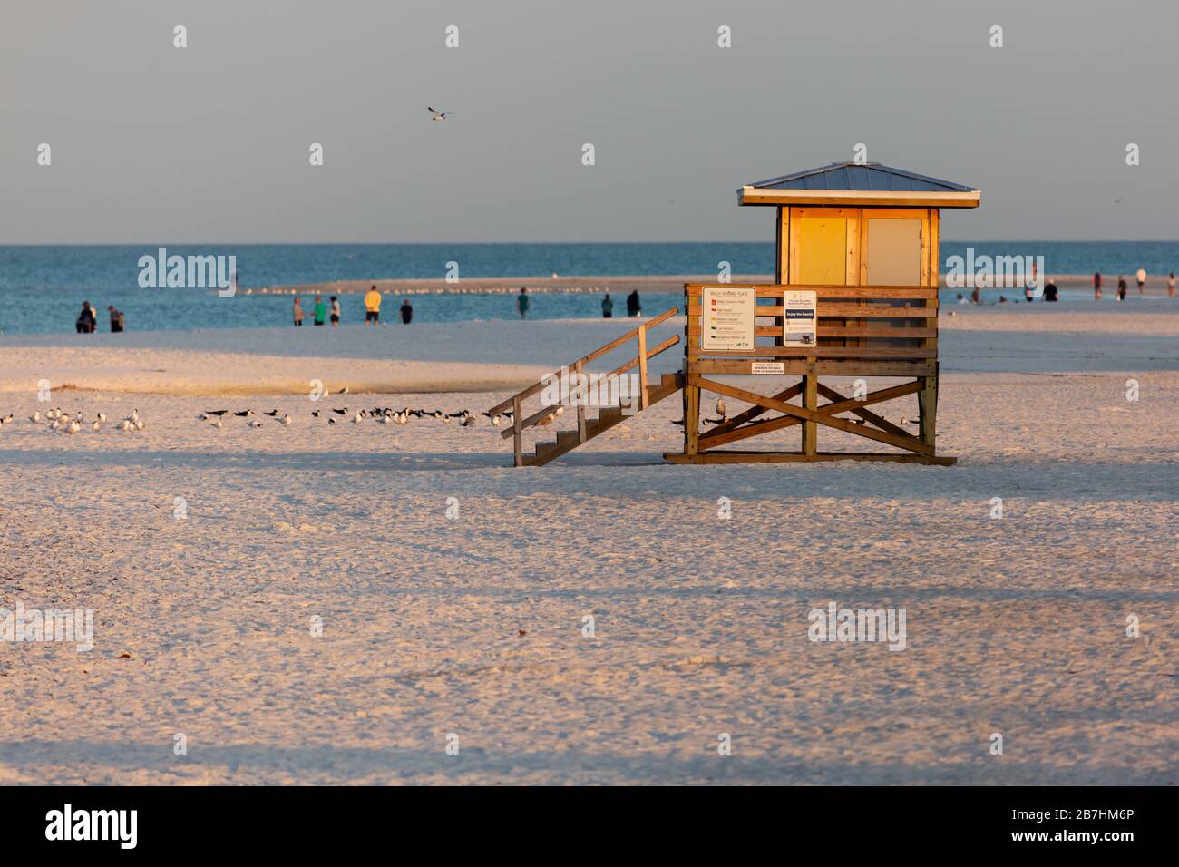 Una stazione di bagnino chiusa su Lido Beach a Sarasota Florida, USA. Foto Stock