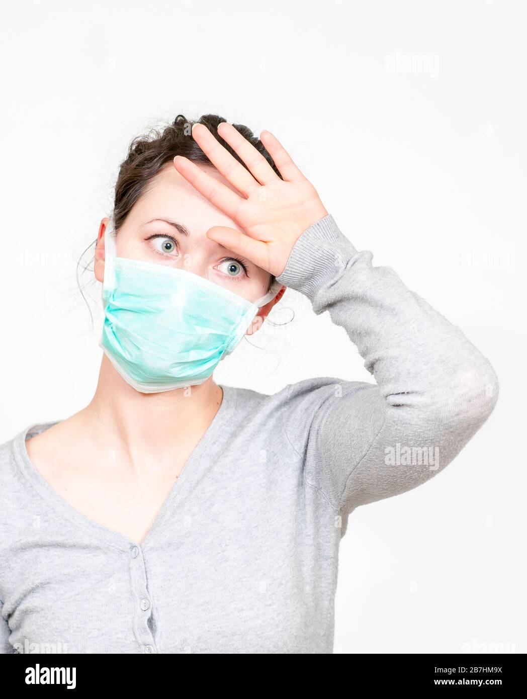 Donna bruna caucasica in maschera medica protettiva sulla protezione del viso per la diffusione del virus della malattia SARS-cov-2, Coronavirus, COVID-19. Foto Stock