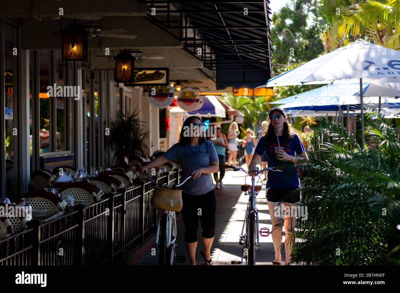 Gli amici camminano accanto a ristoranti vuoti a St. Armands Circle. Foto Stock