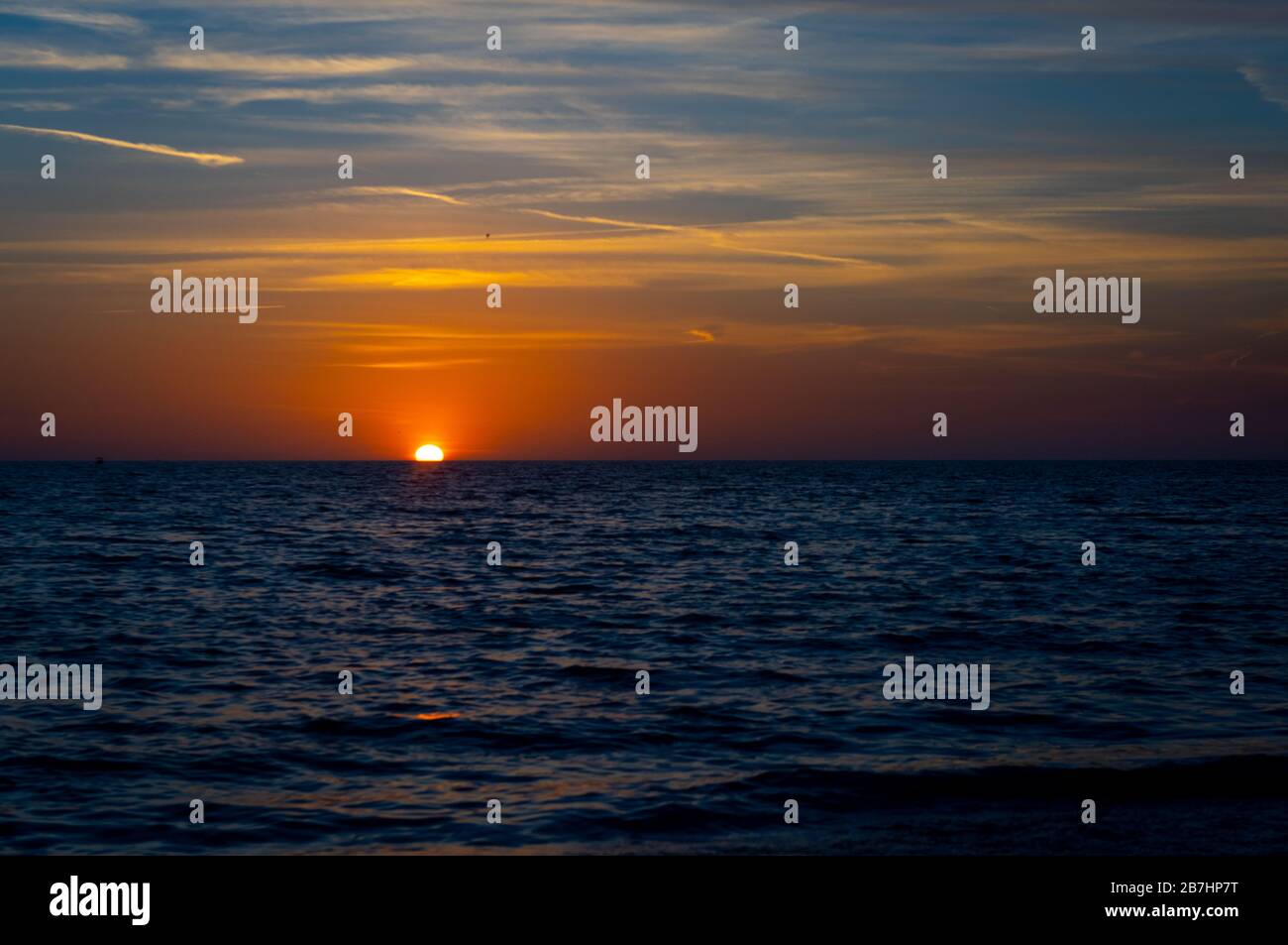 Un altro spettacolare tramonto sulla spiaggia del Lido la pausa di marzo Foto Stock