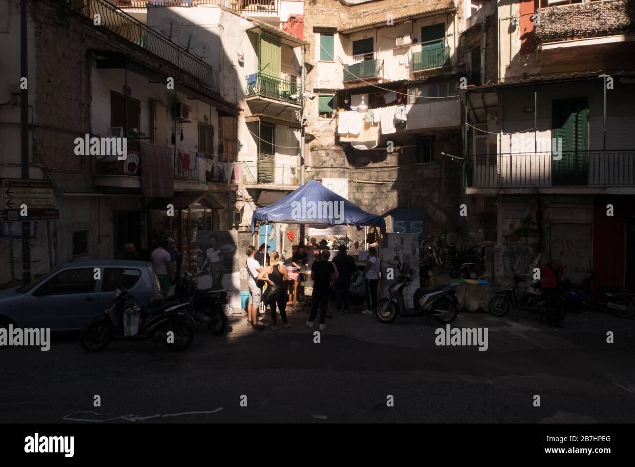 Un ristorante pop-up che serve pizza fritta nel quartiere Sanitá di Napoli Foto Stock