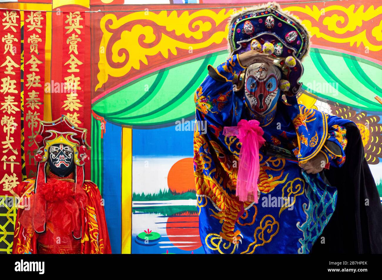 Ayutthaya, Thailandia - 16 gennaio 2020 : attori lirici cinesi non identificati esegue il dramma tradizionale e mostra il cambiamento del volto sul palco. Foto Stock