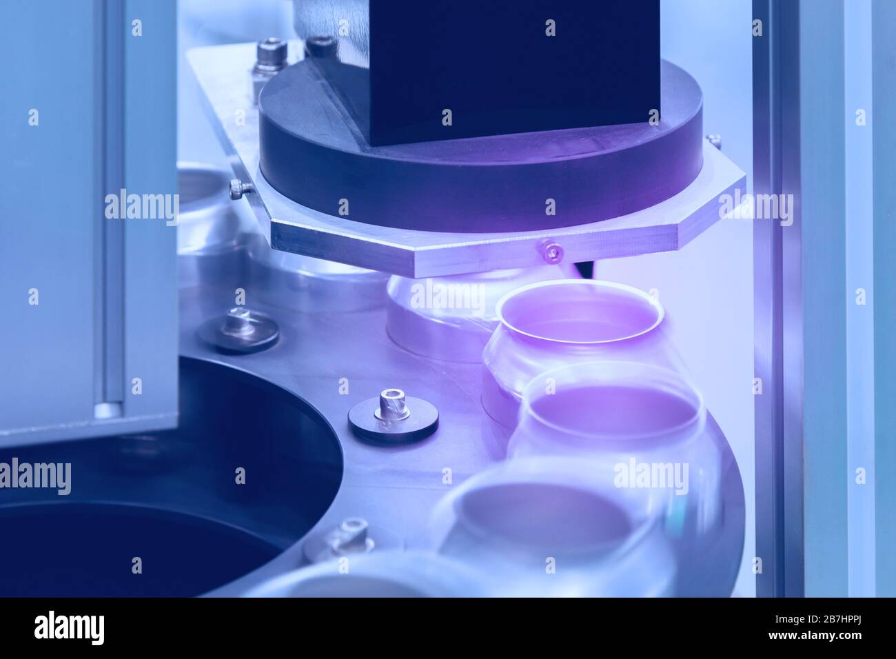 Vuoto nuove lattine in alluminio per bevande processo sono in movimento nella linea di fabbrica sul nastro trasportatore in corrispondenza della macchina di produzione di bevande il cibo e la bevanda industriale Foto Stock