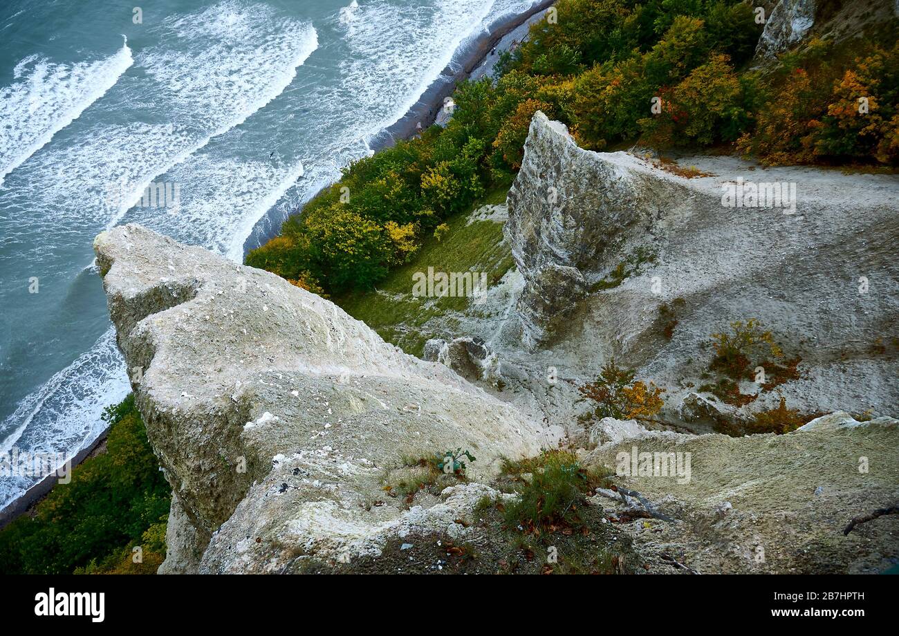 Vista dalla cima delle rocce di gesso sulla costa di Ruegen sulle onde del Mar Baltico. Foto Stock