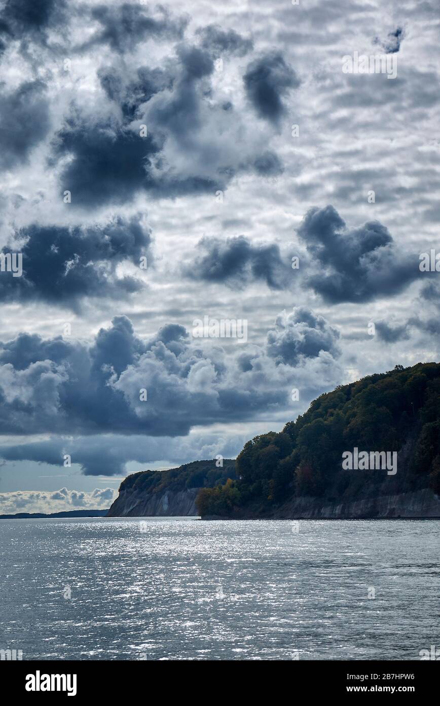 Cielo nuvoloso vicino alle rocce gesso chiamato Koenigsstuhl sull'isola di Ruegen. Foto Stock