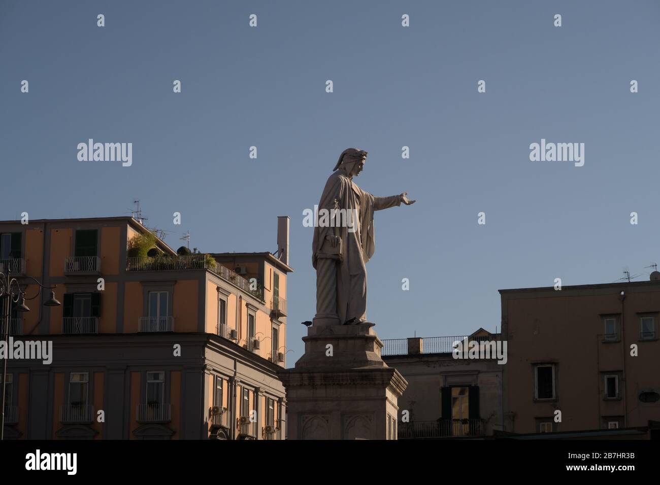 Una statua di Dante Alighieri si trova in Piazza Dante nel centro di Napoli Foto Stock