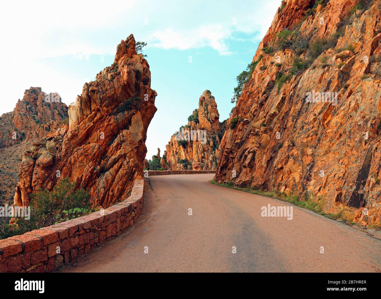 Strada chiamata D81 in Corsica e le rocce rosse chiamato Les Calanches Foto Stock