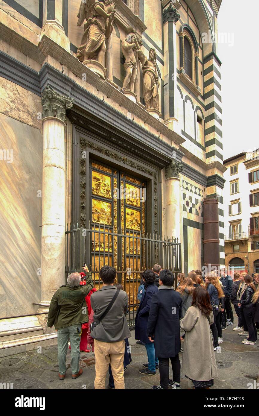 FIRENZE ITALIA MATTINA GRUPPO DI PERSONE O TURISTI FUORI DAL BATTISTERO E GOLDEN GATE OF PARADISE Foto Stock