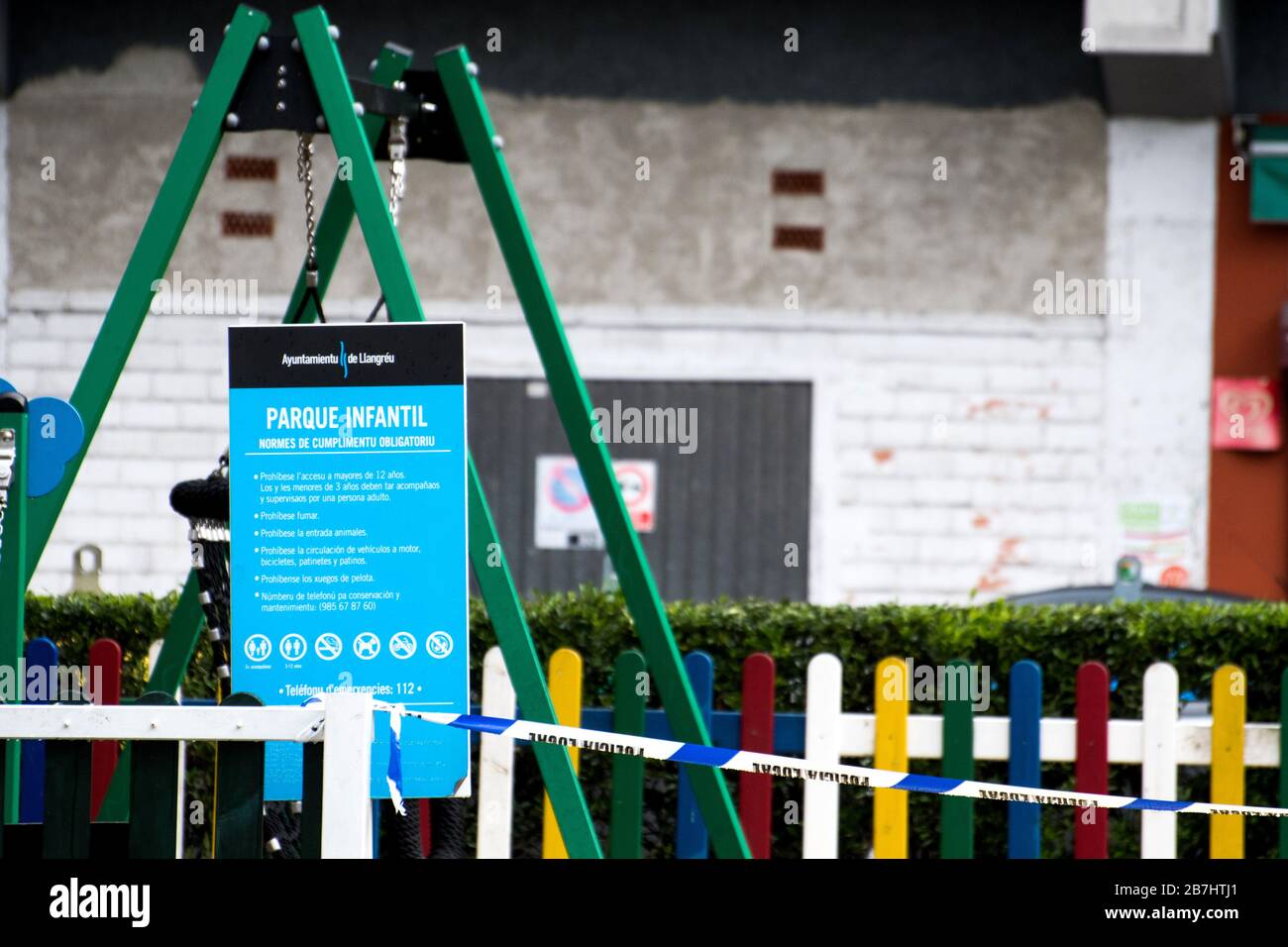 Gijon, Spagna. 16 Febbraio, 2020. Il 16 febbraio 2020 a Gijon, in Spagna, hanno chiuso i parchi bambini dopo che il governo spagnolo ha approvato il decreto sullo stato di allarme per limitare l’intero paese e ridurre le infezioni da coronavirus. Le infezioni da coronavirus COVID-19 in Spagna aumentano di 1.000 in un giorno fino a raggiungere 9.190, con più di 300 decessi. ©David Gato/Alamy Live News Foto Stock