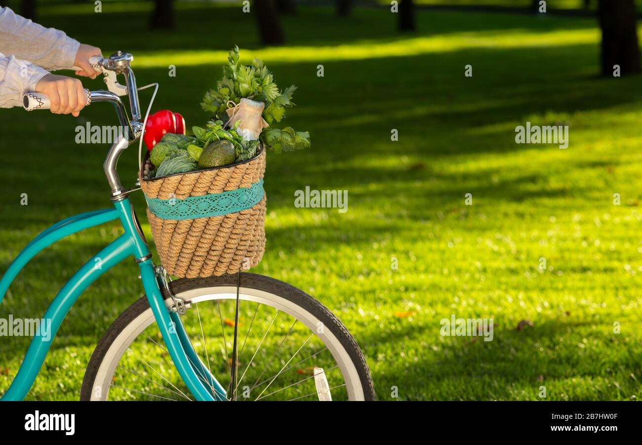 Ragazza in bicicletta dopo un sano shopping sul mercato Foto Stock