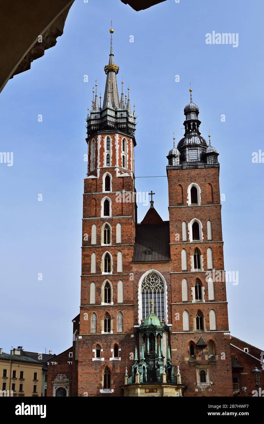 Piazza del mercato a Cracovia con la Basilica di Santa Maria`s Foto Stock