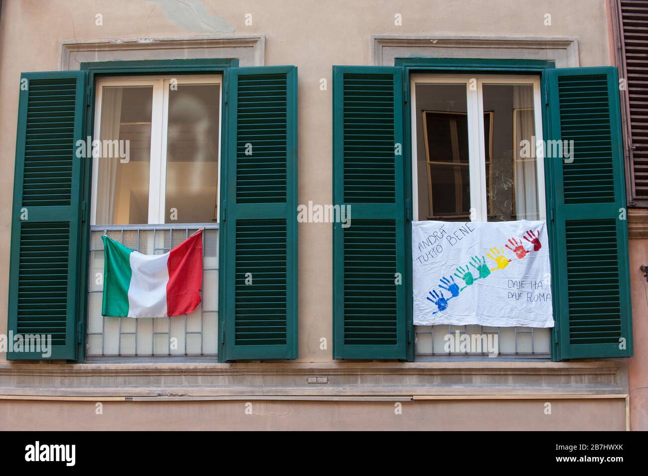 Roma al tempo del virus Corona. Bandiere tricolore e segnali di incoraggiamento dalle finestre di via Leonina. Foto Stock