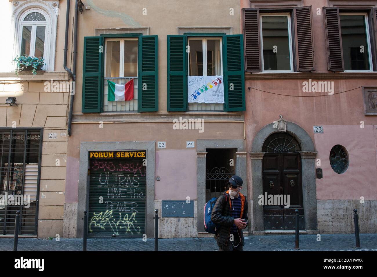 Roma al tempo del virus Corona. Bandiere tricolore e segnali di incoraggiamento dalle finestre di via Leonina. Foto Stock
