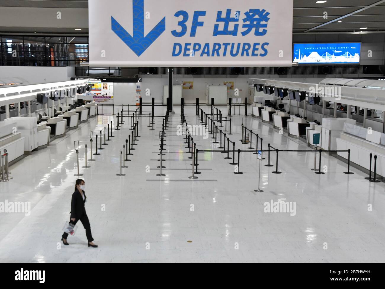 Narita, Giappone. 16 Marzo 2020. Una sola persona cammina attraverso le partenze all'Aeroporto Internazionale Narita nella prefettura di Chiba, Giappone, lunedì 16 marzo 2020. Il governo giapponese chiede che le persone provenienti dalla Cina, dalla Corea del Sud, da Hong Kong, da Macao e dall'Iran attendano due settimane presso strutture designate o nella loro casa in Giappone per impedire la diffusione del coronavirus. Foto di Keizo Mori/UPI Credit: UPI/Alamy Live News Foto Stock
