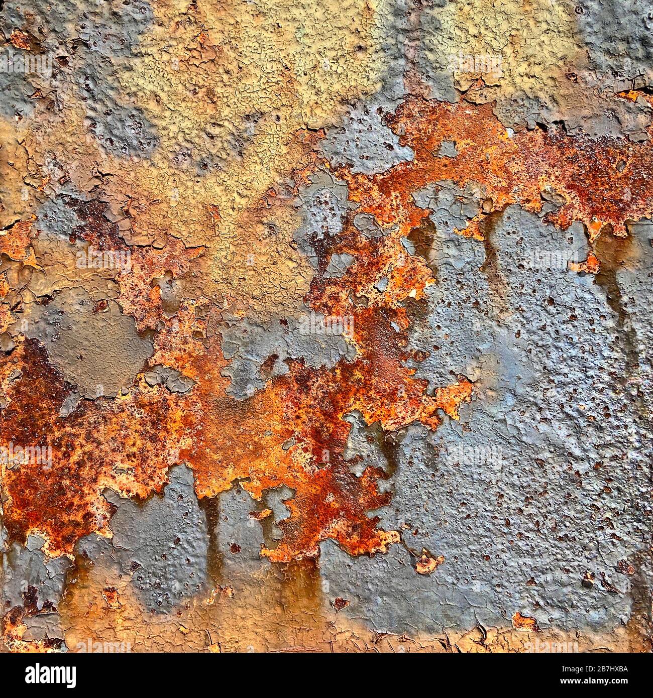 Piastra di metallo di tenuta di una recinzione Foto Stock