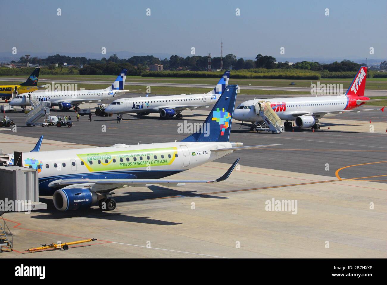 CURITIBA, BRASILE - 9 OTTOBRE 2014: TAM Airlines Airbus A320 e Azul Airlines Embraer E190 all'aeroporto di Curitiba, Brasile. Le compagnie aeree sono dir Foto Stock