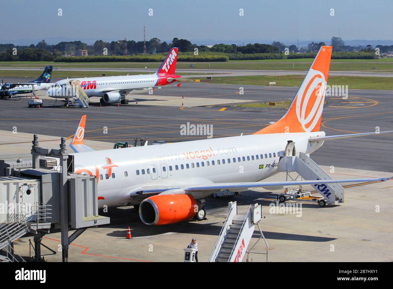 CURITIBA, BRASILE - 9 OTTOBRE 2014: TAM Airlines Airbus A320 e Gol Airlines Boeing 737 all'aeroporto di Curitiba, Brasile. Le compagnie aeree sono dirette Foto Stock