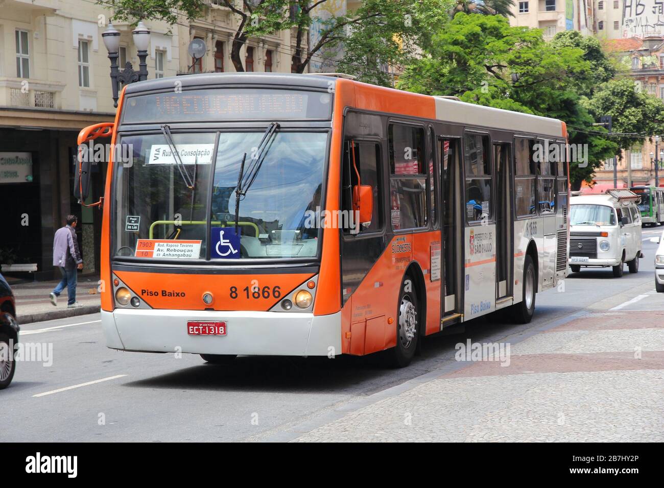 SAN PAOLO, BRASILE - 6 OTTOBRE 2014: La gente viaggia su un autobus di trasporto pubblico a San Paolo. Ci sono circa 17,000 autobus a San Paolo. Foto Stock