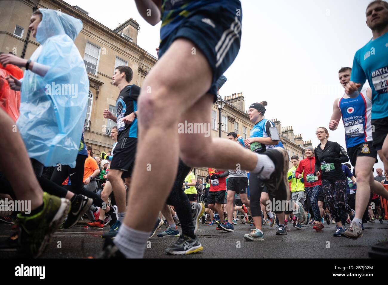 Bath, North Somerset, Regno Unito. 15 marzo 2020. Nonostante la minaccia di contaminazione da coronavirus, migliaia di corridori partecipano alla mezza maratona di Bath Foto Stock