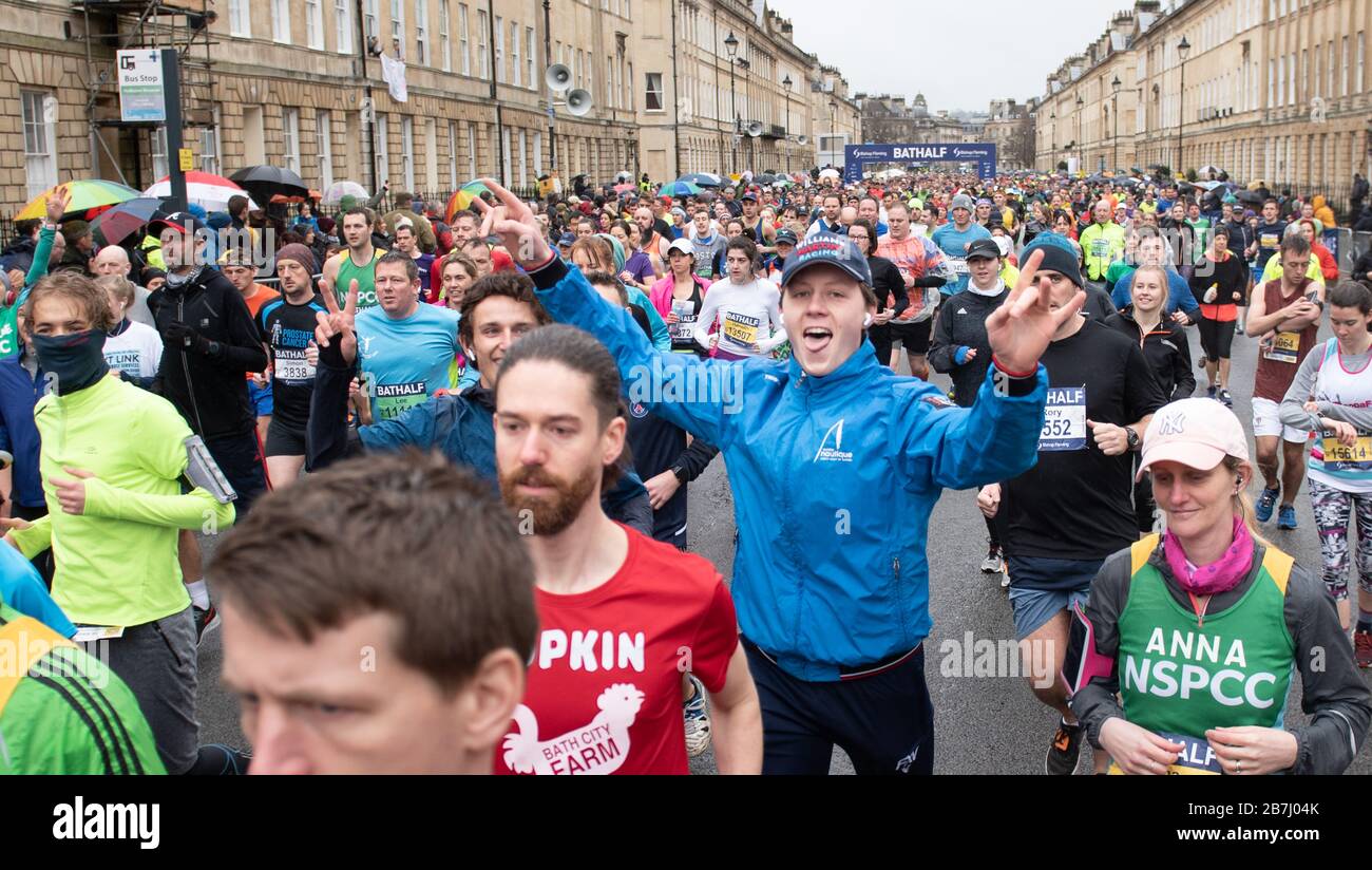 Bath, North Somerset, Regno Unito. 15 marzo 2020. Nonostante la minaccia di contaminazione da coronavirus, migliaia di corridori partecipano alla mezza maratona di Bath Foto Stock