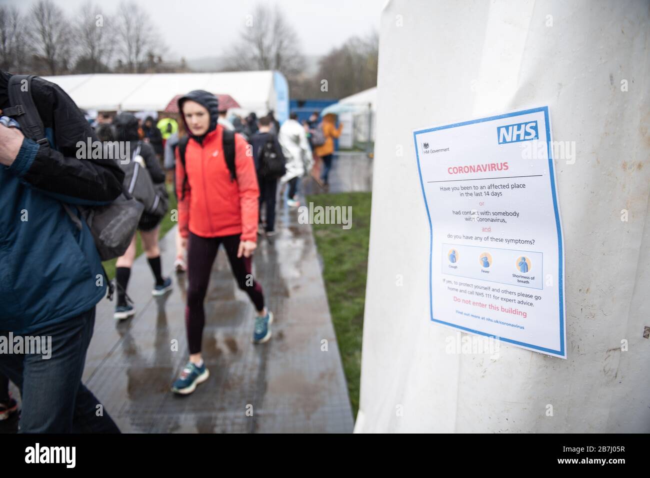 Bath, North Somerset, Regno Unito. 15 marzo 2020. Nonostante la minaccia di contaminazione da coronavirus, migliaia di corridori partecipano alla mezza maratona di Bath Foto Stock