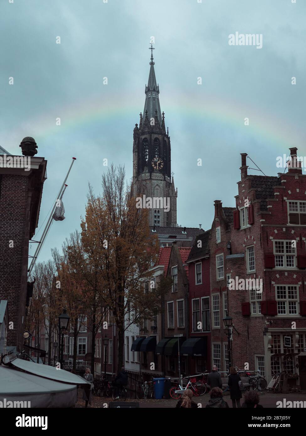 Nieuwe kerk Delft con arcobaleno e alberi di primavera. Foto Stock