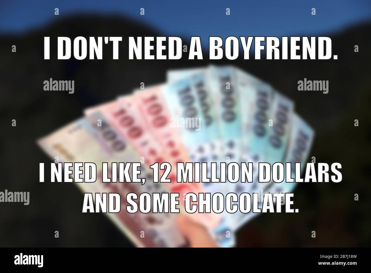Ragazzo, dollari e cioccolato divertente meme per la condivisione dei social media. Foto Stock