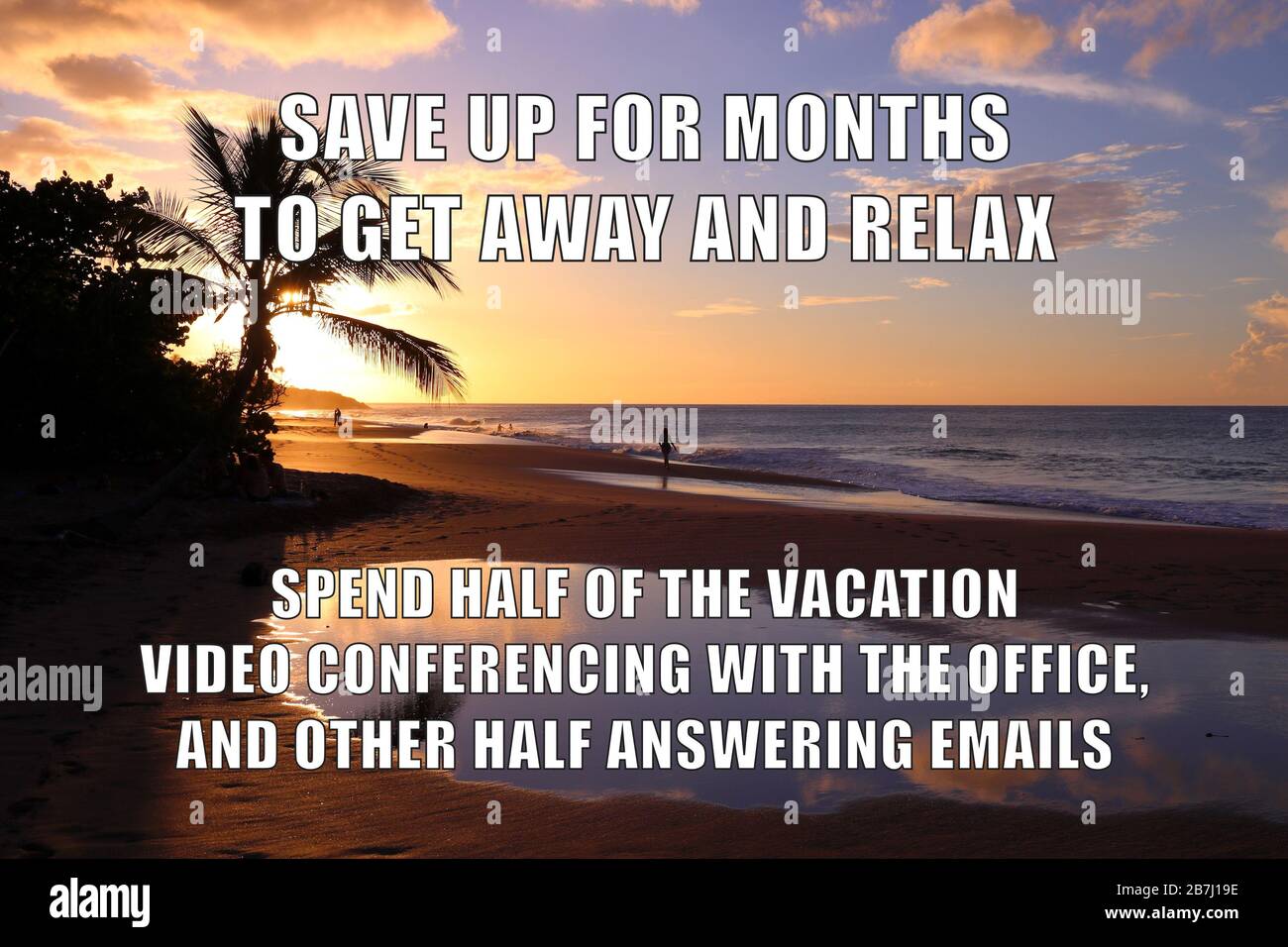 Vacanza vs ufficio stress meme divertente per la condivisione dei social media. Videoconferenze in ufficio e relax - appunti sul posto di lavoro. Foto Stock