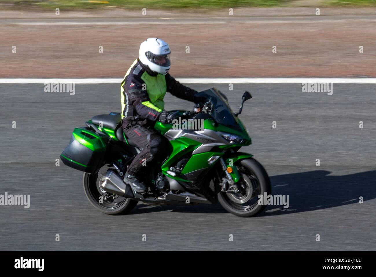 Motociclista verde Kawasaki z1000; traffico veicolare, trasporto a due ruote, veicoli moderni, motocicli, veicoli, strade, motociclette motociclisti motociclisti in moto sulla M6 autostrada Chorley, Regno Unito Foto Stock