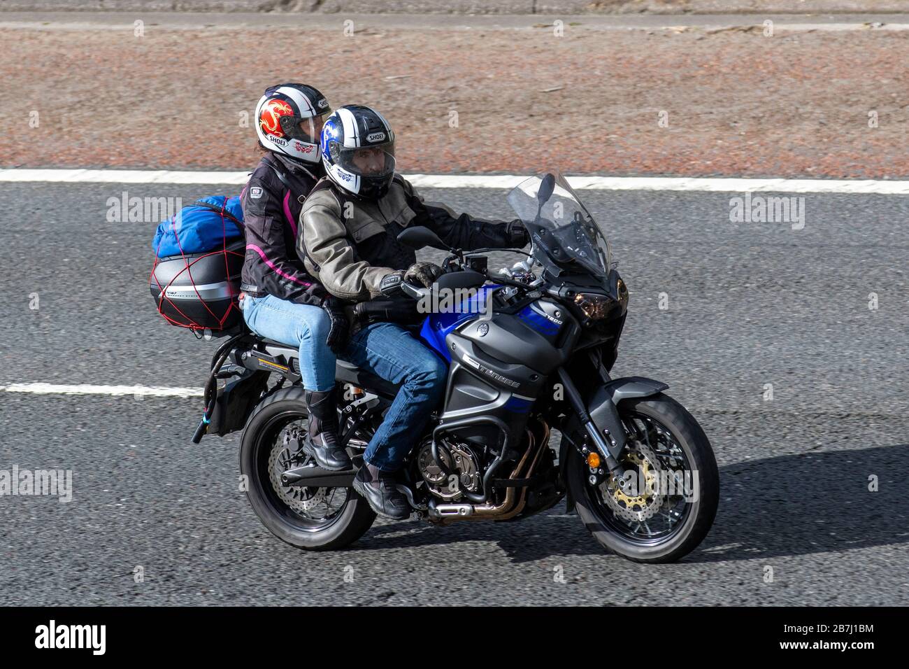 Yamaha XT1200Z Super Ténéré motociclista; traffico veicolare, trasporto a due ruote, veicoli moderni, motociclette, veicoli, strade, motociclette motociclisti motociclisti automobilistici sulla M6 autostrada Chorley, Regno Unito Foto Stock