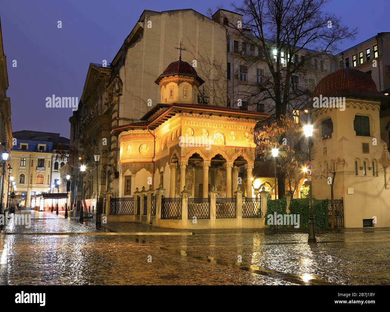 Chiesa di Stavropoleos di notte, Bucarest. Attrazione turistica della città vecchia in Romania Foto Stock