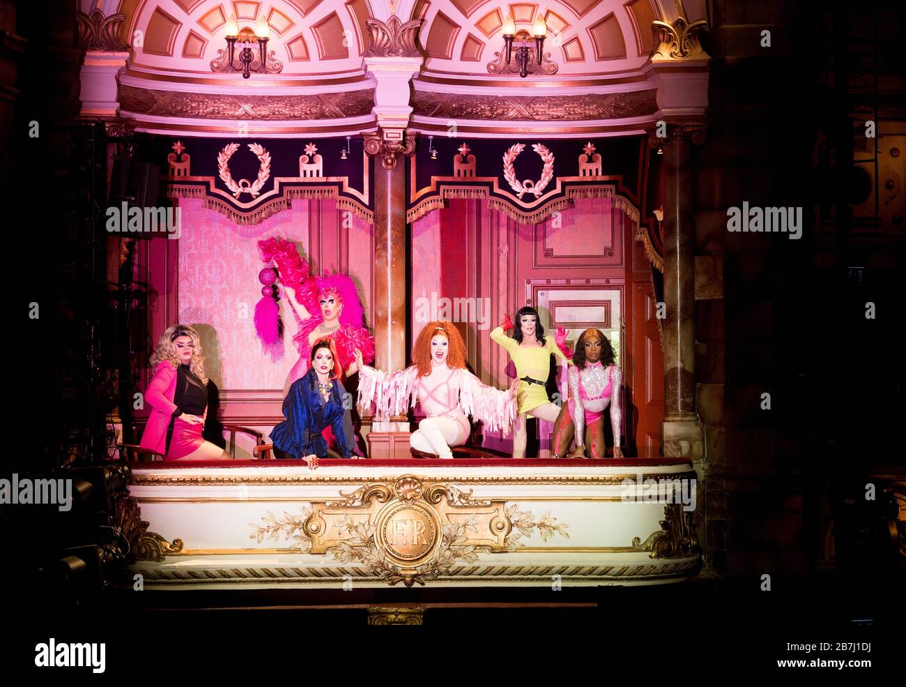 Kitty Scott Claus, Divine de campo, Meth, Poppycock Miele Foxx e Baby sono visti a una chiamata fotografica per lanciare drag Live!. Lo spettacolo "drag variety" si svolge presso il London Coliseum il 5 aprile a Londra. Foto Stock