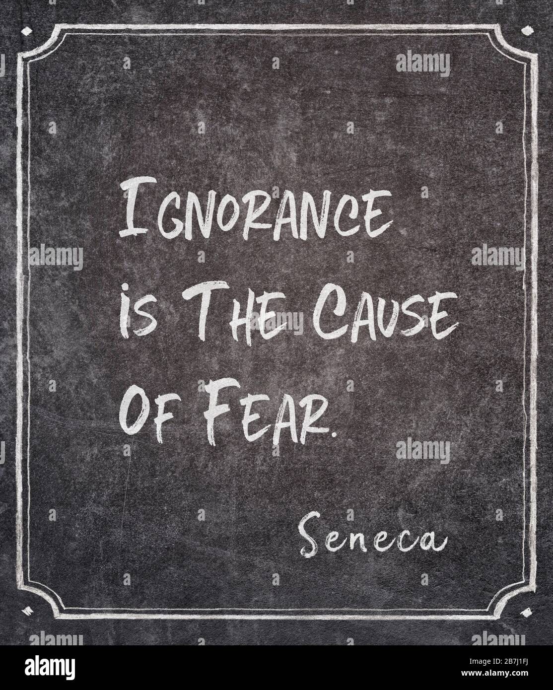 L'ignoranza è la causa della paura - antica citazione del filosofo romano Seneca scritta su lavagna incorniciata Foto Stock