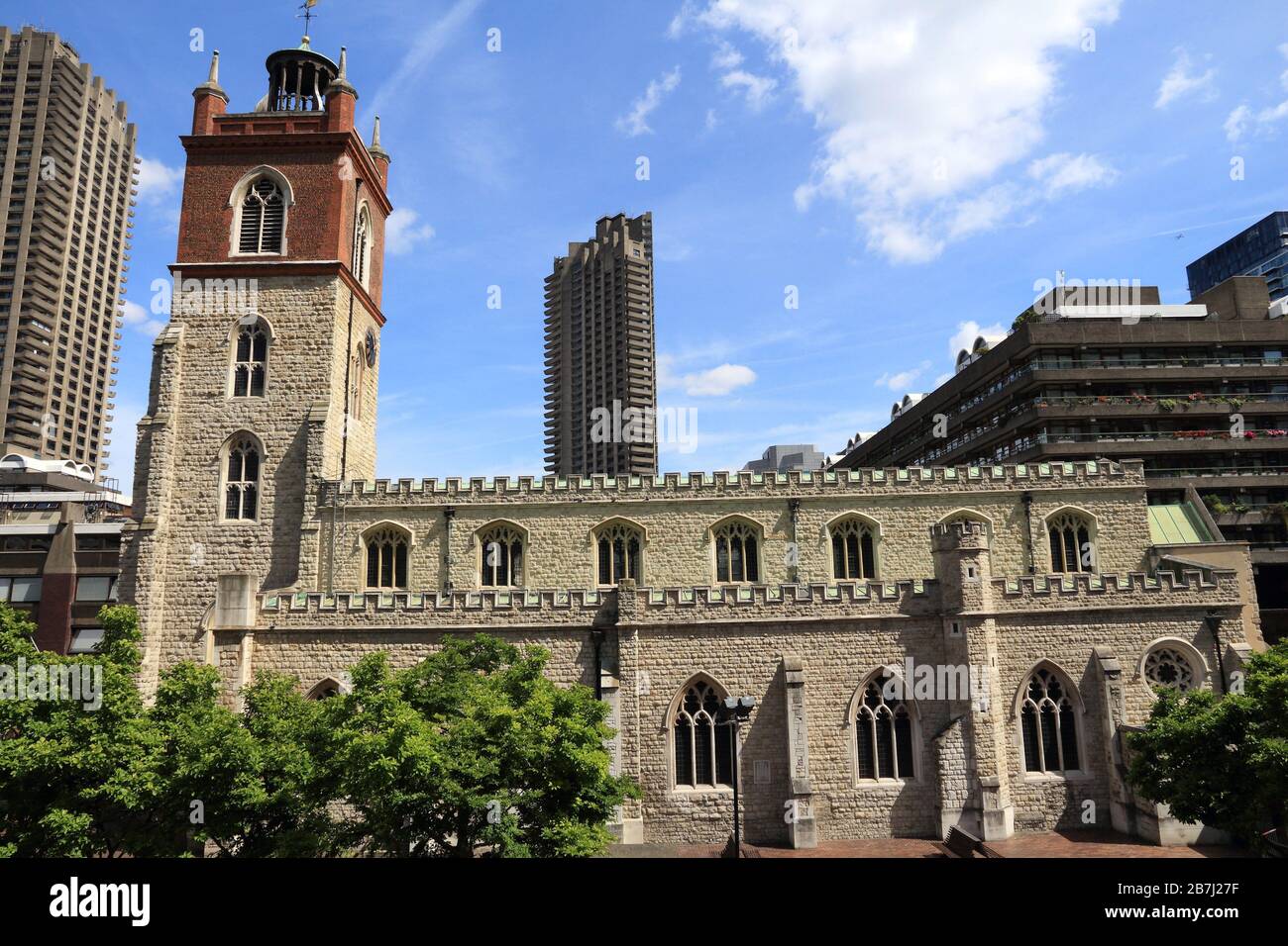 Barbican Estate a Londra. San Giles Cripplegate - ricostruita chiesa gotica. Foto Stock