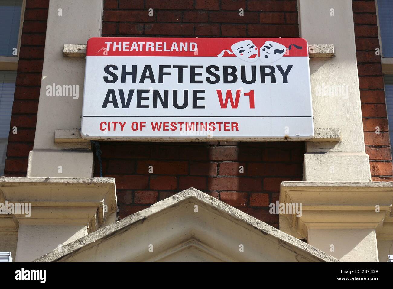 LONDON, Regno Unito - 6 Luglio 2016: Shaftesbury Avenue Theatreland sign in Londra, Regno Unito. Londra è la città più popolosa del Regno Unito con 13 milioni di persone che vivono Foto Stock