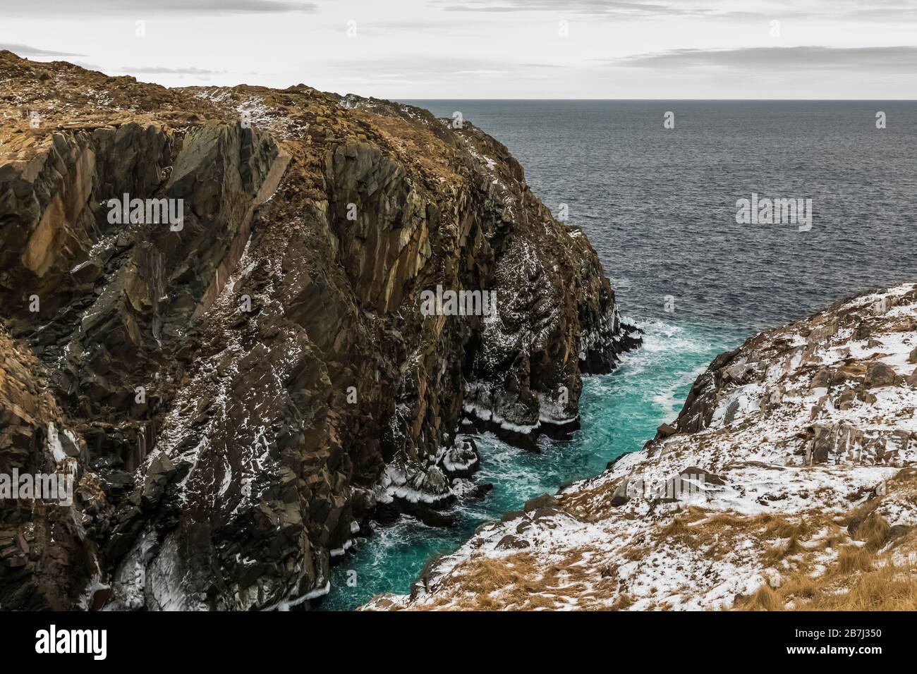 Oceano e rocce pericolose a Cape Bonavista Lighthouse sulla penisola di Bonavista, Terranova, Canada Foto Stock