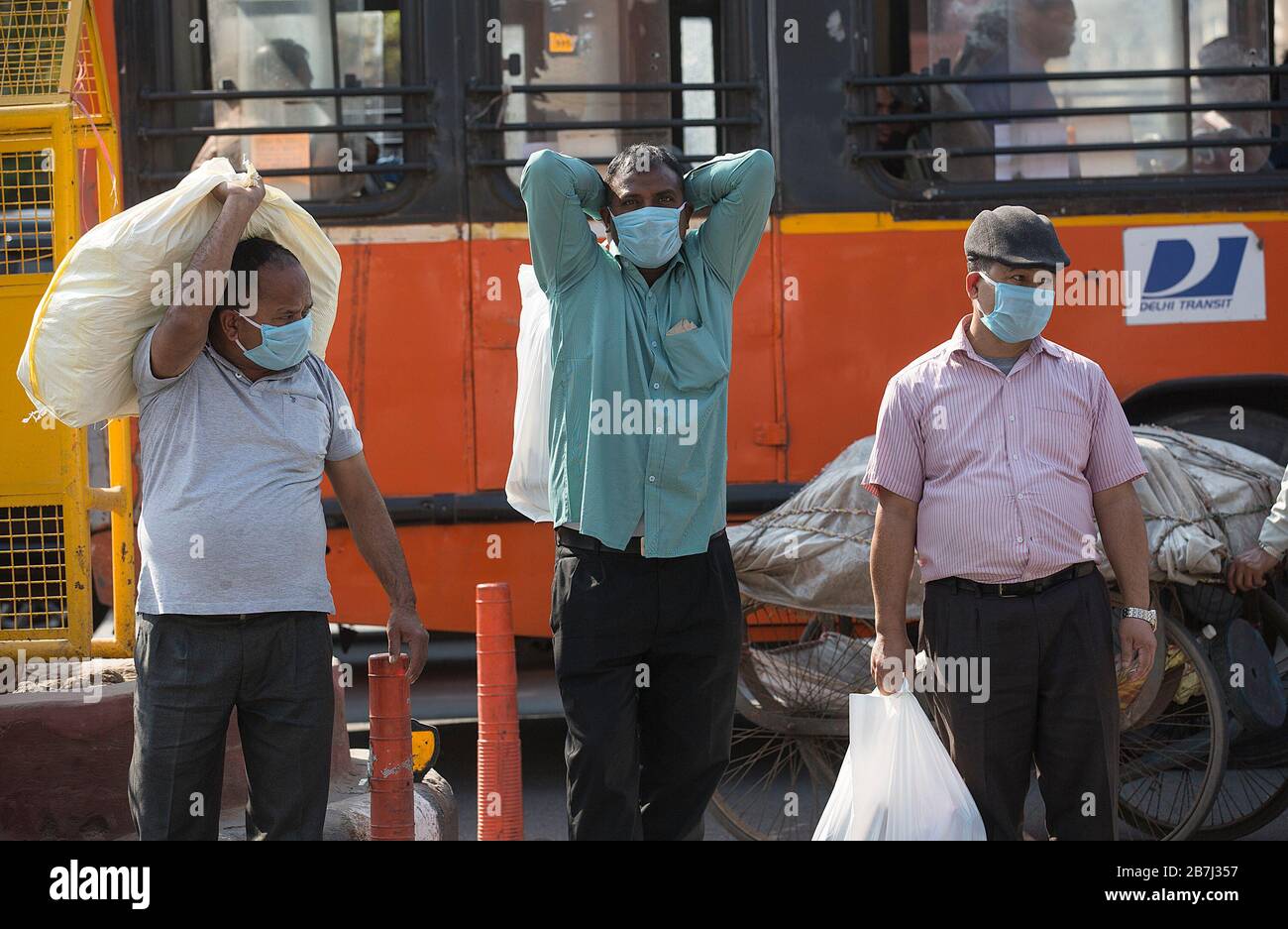 Nuova Delhi, India. 16 Marzo 2020. Le persone che indossano maschere sono viste ad un mercato in vecchia Delhi, India, 16 marzo 2020. Con tre nuovi casi, il numero totale di casi COVID-19 in India è salito a 110 lunedì, secondo i dati ufficiali del Ministero della Sanità del paese. Credit: Javed Dar/Xinhua/Alamy Live News Foto Stock