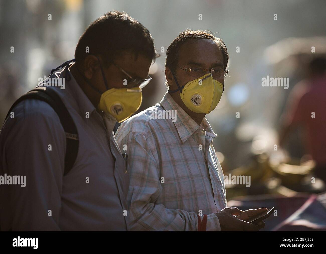 Nuova Delhi, India. 16 Marzo 2020. Le persone che indossano maschere sono viste ad un mercato in vecchia Delhi, India, 16 marzo 2020. Con tre nuovi casi, il numero totale di casi COVID-19 in India è salito a 110 lunedì, secondo i dati ufficiali del Ministero della Sanità del paese. Credit: Javed Dar/Xinhua/Alamy Live News Foto Stock