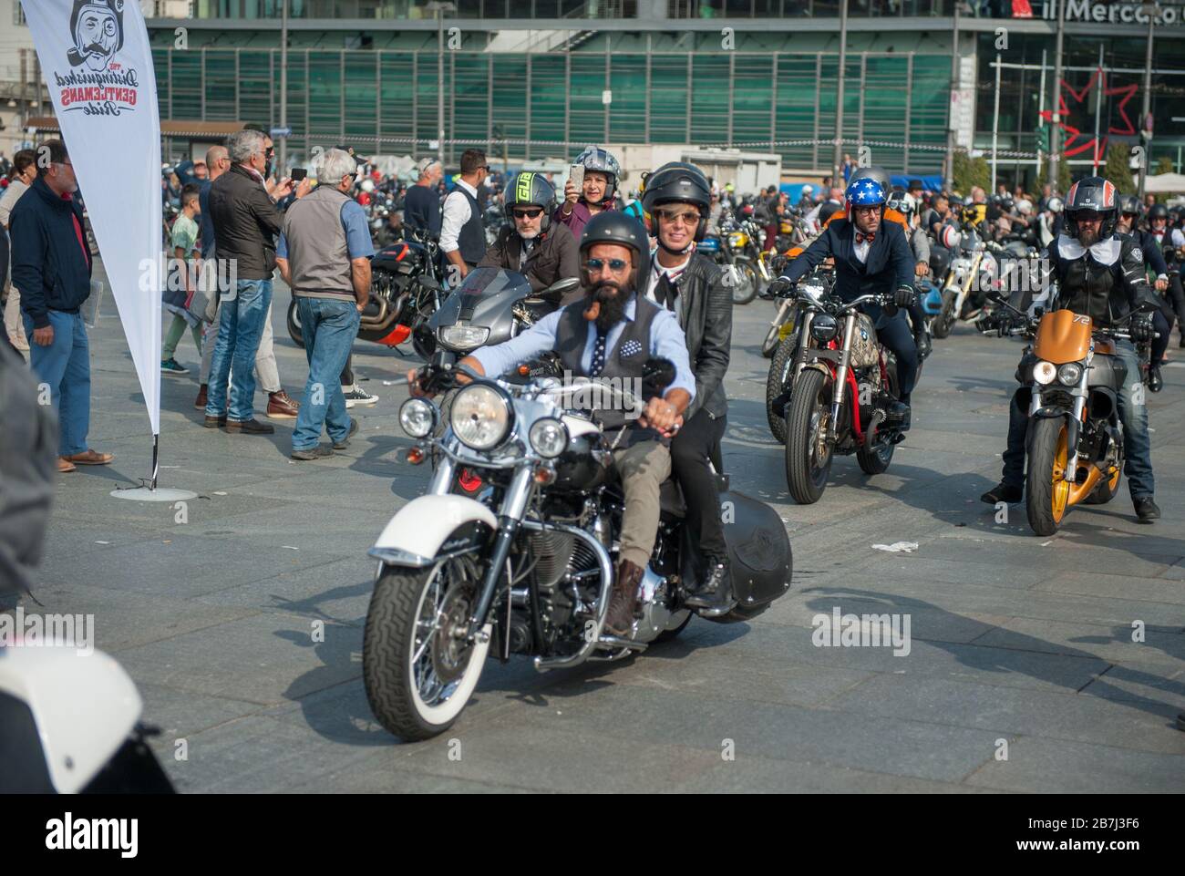 Torino, 29 settembre 2019, eleganza e stile dei ciclisti della cavalcata signorile a Torino Foto Stock