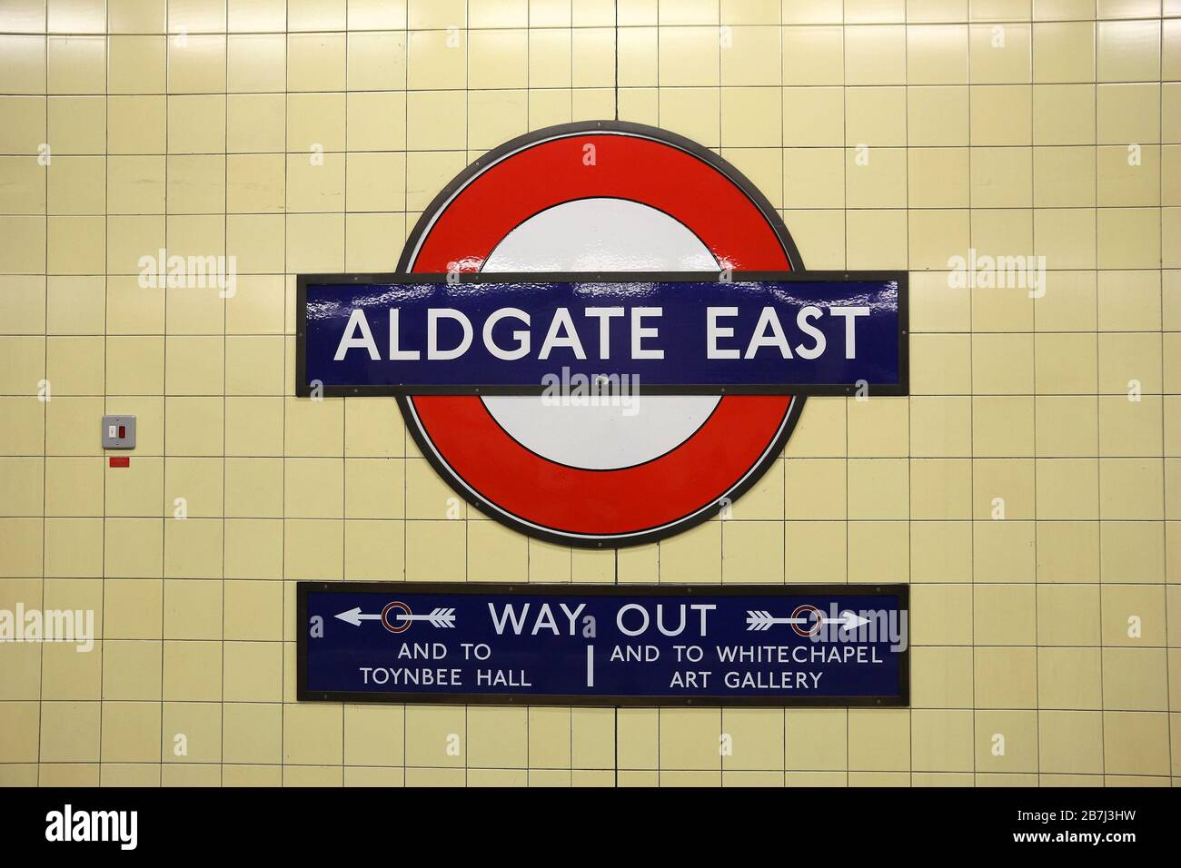 LONDRA, Regno Unito - 6 LUGLIO 2016: Cartello della stazione della metropolitana di Londra alla stazione di Aldgate East. La metropolitana di Londra è l'undicesimo sistema di metropolitana più trafficato al mondo con Foto Stock