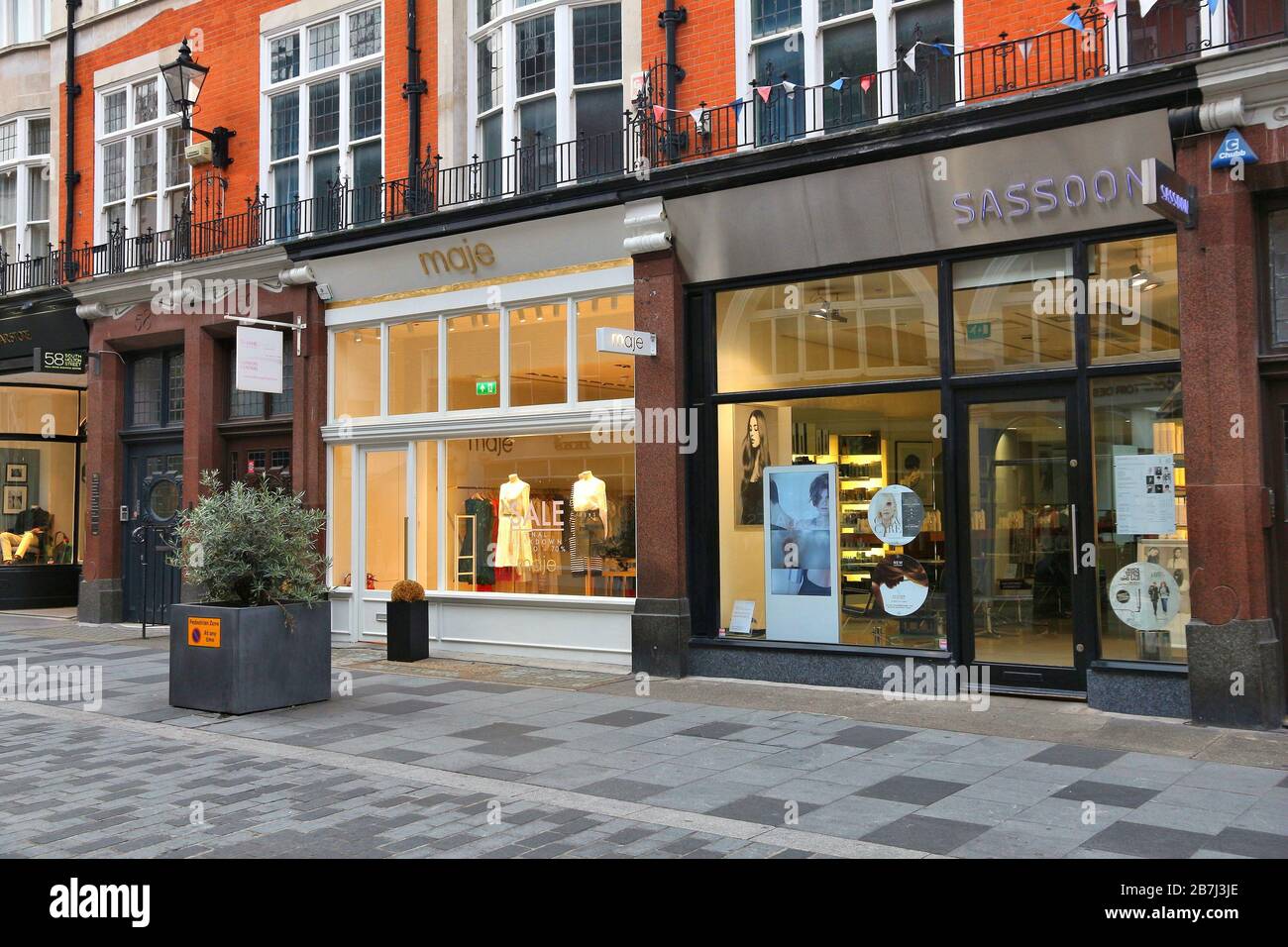 LONDRA, Regno Unito - 6 LUGLIO 2016: Negozi a New Bond Street a Londra. Bond Street è una delle principali vie dello shopping nel West End di Londra. Foto Stock