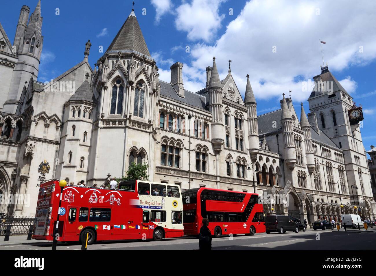 LONDRA, Regno Unito - 6 LUGLIO 2016: La gente viaggia su autobus a due piani a The Strand, Londra, Regno Unito. Il trasporto per Londra (TFL) gestisce 8,000 autobus su 673 linee. Foto Stock