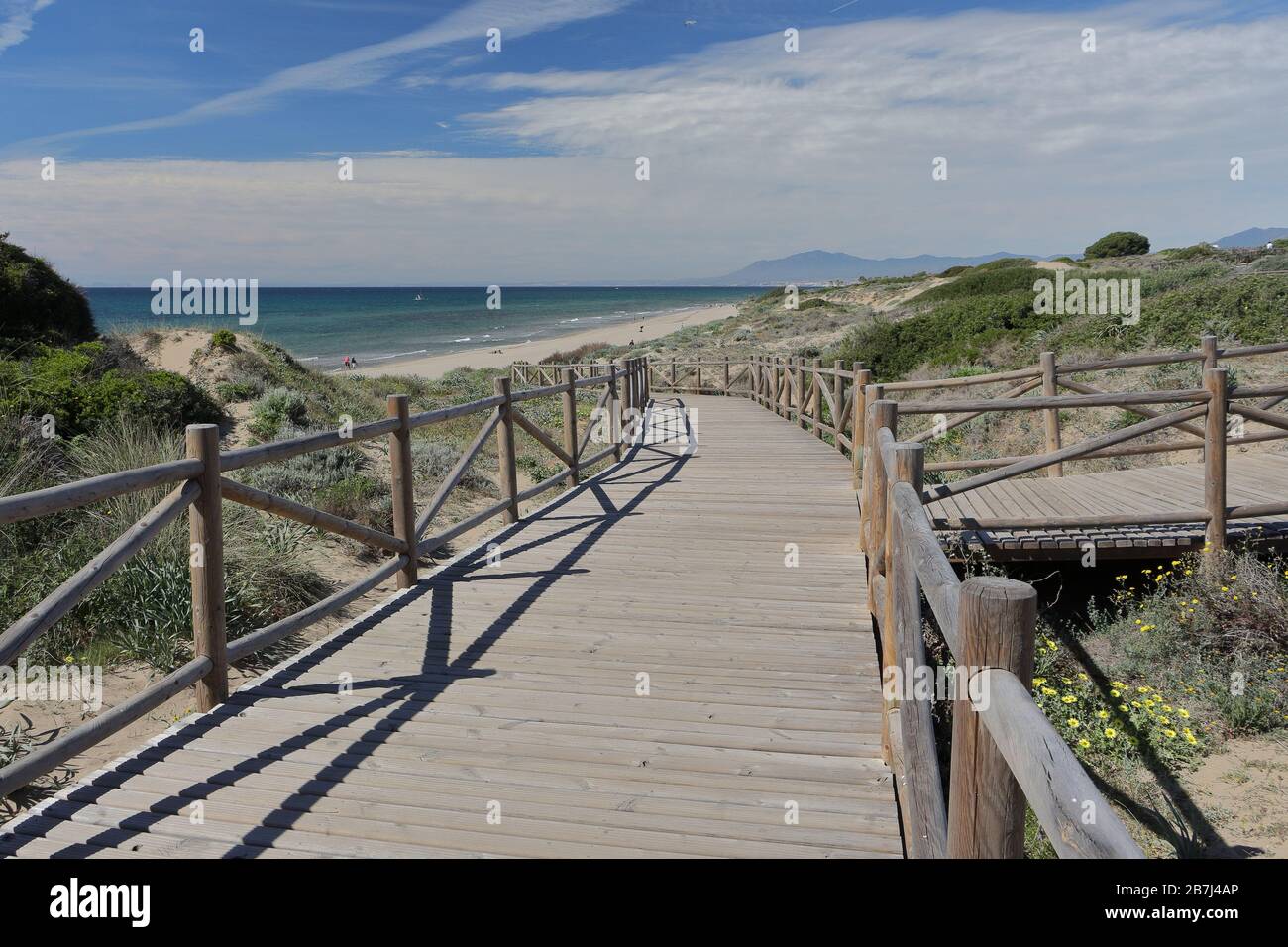 Passerella in legno nel parco naturale di Cabopino - Dunas de Artola, Marbella, Costa del Sol, Andalusia, Spagna. Foto Stock