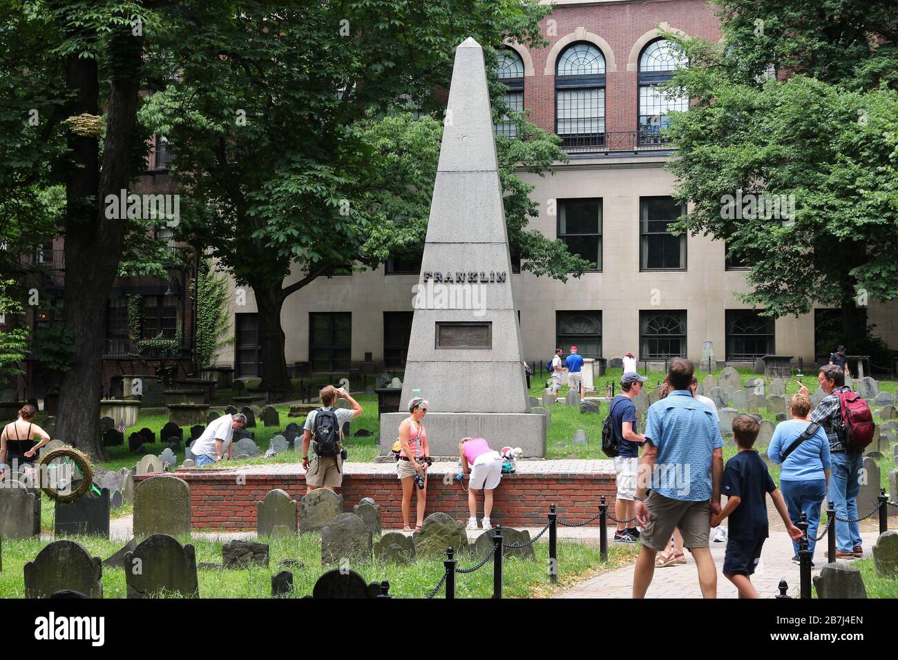 BOSTON, Stati Uniti d'America - 9 giugno 2013: la gente visita il granaio di terra di seppellimento di Boston. Il cimitero è la terza più antica di Boston, fondata nel 1660. Foto Stock
