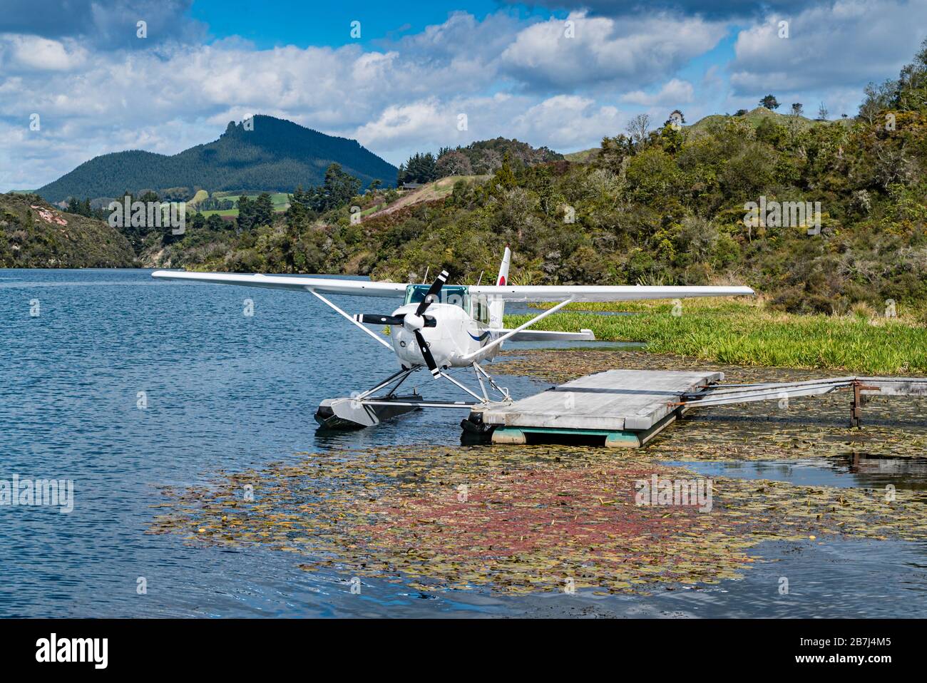 Idrovolante ormeggiato sul lago Orakuri sul sistema del fiume Waikato a Orakei Korako, vicino a Taupo, NewZealand Foto Stock